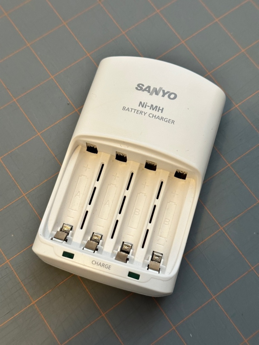 Sanyo White Ni-MH 4-Slot AA/AAA Battery Charger Preowned Working